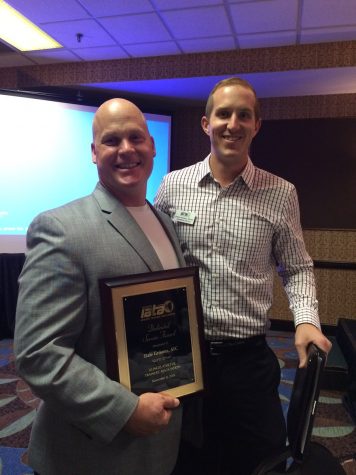 Grooms (left) receiving IATA Distinguished Service Award in 2015
