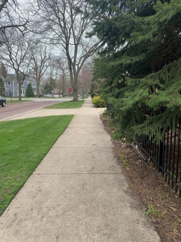 Broadway St in Winnetka where walkers and runners are forced to pass in close proximity