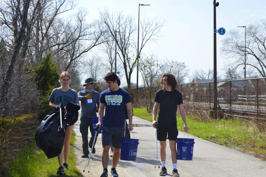 Student+Council+leaders+help+collect+trash+along+the+Green+Bay+Trail+for+the+Day+of+Service
