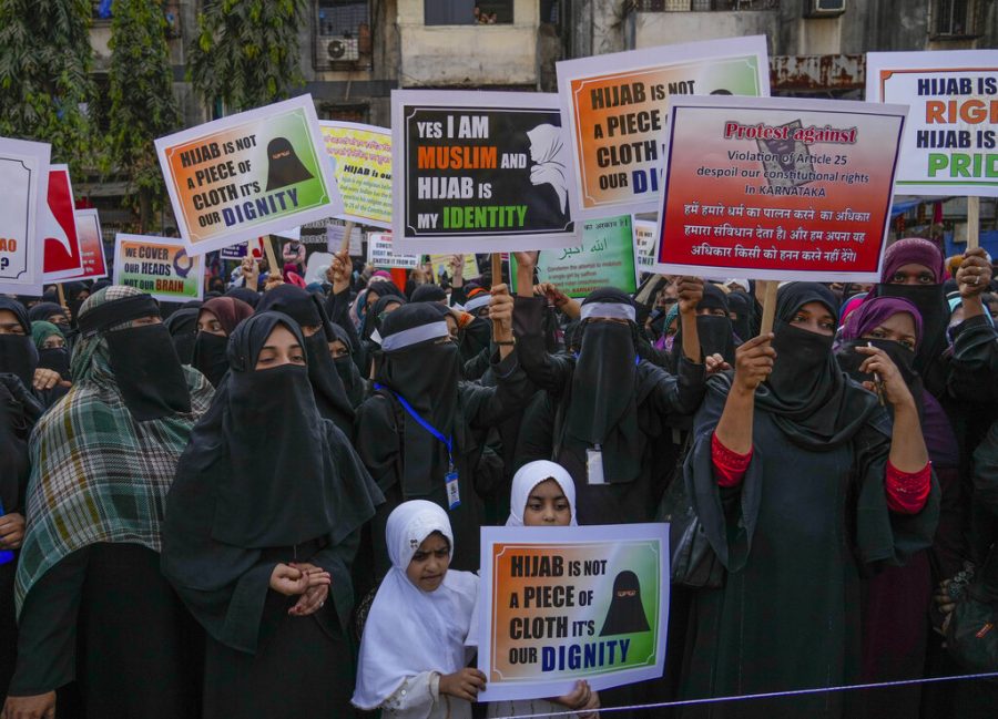 Muslim+women+in+India+protest+for+their+rights+to+wear+hijab+in+schools
