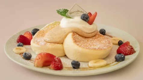 Hanabusa, a perfect brunch location in the Loop that focuses on Japanese cuisine, displays their picturesque souffle pancakes with seasonal fruit